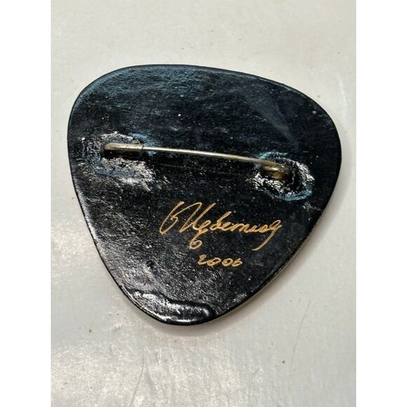 Russian Hand Painted Lacquer Brooch Pin Signed Floral Bird Triangle 2006 - Picture 4 of 7